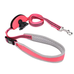 Vue détaillée de la laisse rose en nylon pour chien avec poignée et porte-sacs
