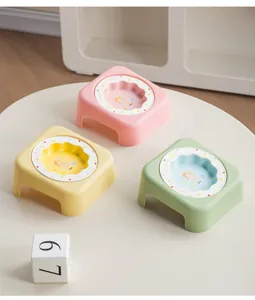 Gros plan de trois bols en céramique colorés pour animaux avec supports inclinés