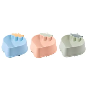Drei erdbeerförmige Futternäpfe für Hunde und Katzen in Pastellblau, Rosa und Grün.
