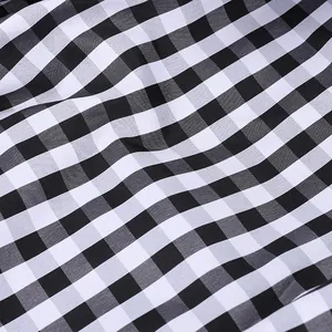 Dettaglio della trama del tessuto vichy bianco e nero per borsa traspirante per animali.