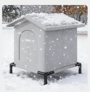 Caseta para gatos callejeros impermeable para exterior con diseño elevado en escena de invierno