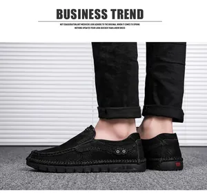 Detailopname van zwarte casual rundlederen schoenen met handgestikte details