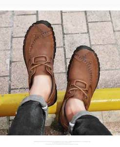 Gedetailleerde macro-weergave van bruine leren veterschoenen voor heren buitenstijl