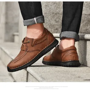 Gedetailleerd zijaanzicht van bruine leren casual herenschoenen met veters buiten.