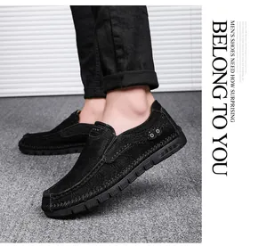 Detail van handgestikte zwarte heren loafers van rundleer met een zachte flexibele zool