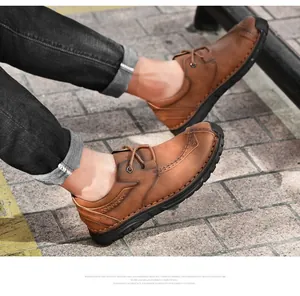 Casual bruine leren veterschoenen voor heren op stedelijke baksteenbestrating