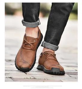 Gedetailleerde weergave van bruine leren casual outdoorschoenen met een uniek kruisveterontwerp