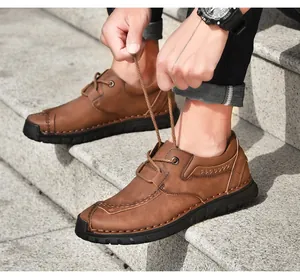 Close-up van bruine veter-outdoor vrijetijdsschoenen voor heren op stenen trappen
