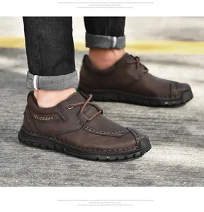 Close-up van bruine lederen casual werkschoenen met robuuste stiksels voor buiten