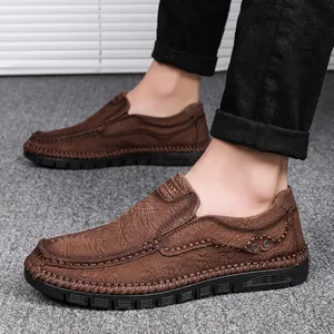 Heren loafers van bruin rundleer met handgestikte details en een zachte flexibele zool.