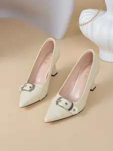 Escarpins pointus crème avec motif crocodile et boucle métallique