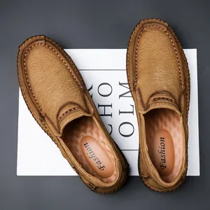 Klassieke bruine heren loafers van volnerf leer met handgemaakte stiksels