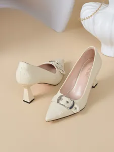 Escarpins crème effet crocodile à bout pointu avec boucle métallique et talon évasé.