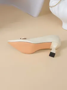 Détail de la semelle et du talon bloc de l'escarpin pointu beige à texture crocodile