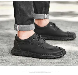 Gedetailleerd overzicht van zwarte veterschoenen voor heren voor buiten en vrije tijd.
