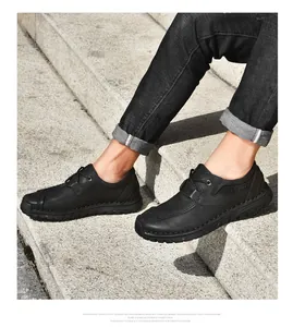 Zijaanzicht van zwarte outdoor vrijetijdsschoenen voor heren met mooi sierstiksel.