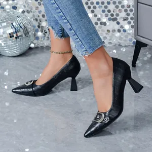 Escarpins noirs élégants à bout pointu, motif croco, boucle métal et talon évasé