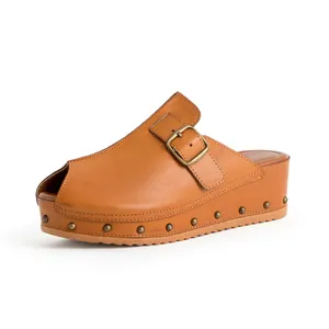 Mules à plateforme à bout ouvert en beige avec boucle décorative et rivets en bronze