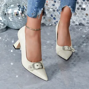 Escarpins élégants blanc cassé gaufrés crocodile à bout pointu, talon bloc et boucle