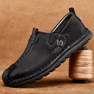 Scarpe casual da uomo in pelle nera cucite a mano nel classico stile britannico slip-on