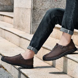 Mocassini casual da uomo in pelle marrone scuro con cuciture fatte a mano per esterno