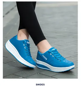 Dettaglio scarpe platform blu da donna con scritta FASHION e suola spessa bianca rialzata.