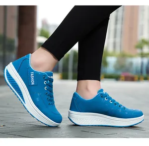 Vista dettagliata delle sneakers con zeppa blu da donna per massimo comfort e stile