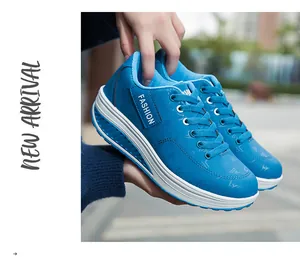 Vista dettagliata delle scarpe a dondolo blu da donna con zeppa alta e suola spessa alla moda