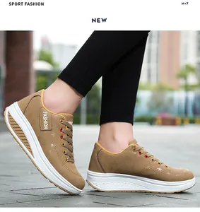 Vista dettagliata delle sneakers marroni con suola rocker da donna su un modello.