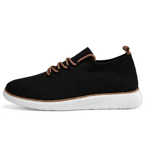 Vista detallada de las zapatillas de punto negro para hombre con cordones marrones elásticos.