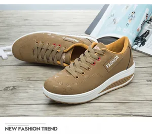 Primo piano di scarpe basculanti marroni da donna con suole platform bianche