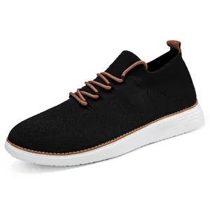 Detalle lateral de zapatillas casuales de flyknit negro para hombre con cordones marrones