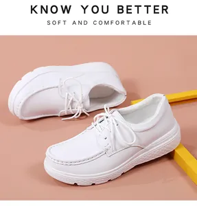 Dettaglio di scarpe da infermiera bianche foderate con lacci e suola morbida antiscivolo.