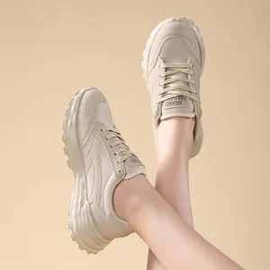 Vista laterale dettagliata di eleganti scarpe da ginnastica beige con suola spessa da donna