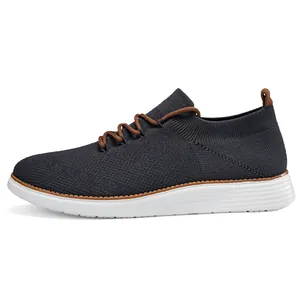 Vista lateral detallada de zapato casual gris oscuro con cordones marrones y suela blanca.