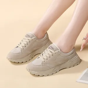 Sneakers chunky color albicocca da donna mostrate da un'angolazione laterale su modella