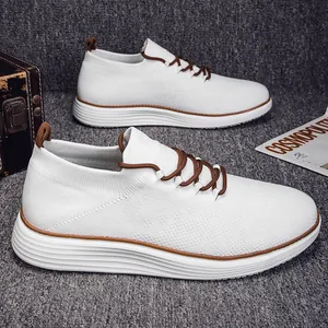Vista lateral de zapatillas casuales de punto blanco para hombre con cordones marrones