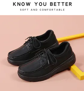 Dettaglio delle scarpe da lavoro nere da donna in pelle con suola morbida antiscivolo