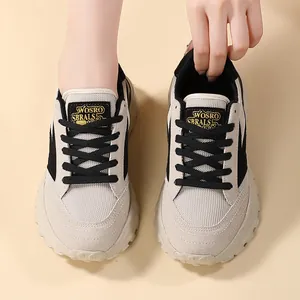 Dettaglio di sneakers beige chunky con inserti in mesh e nero