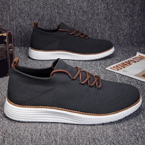 Vista detallada de zapatillas de punto gris para hombre con cordones marrón y suela