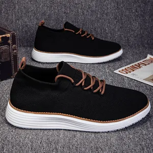 Vista detallada de zapatillas negras de punto elástico para hombre con cordones marrones.
