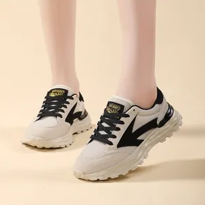 Scarpe chunky trendy beige e nere per donna, stile sportivo casual e molto versatile.