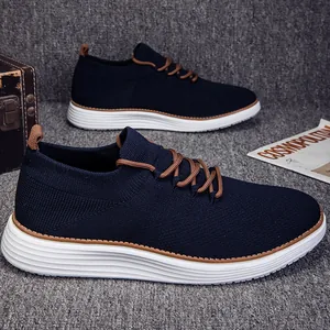 Primer plano de zapatillas flyknit azul marino con suelas blancas y cordones marrones