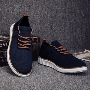 Primer plano de zapatillas de punto azul marino con textura transpirable y cordones marrones