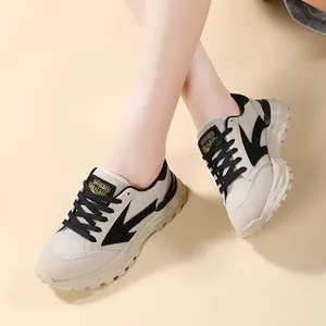 Vista dettagliata di scarpe chunky beige da donna con design a freccia nera