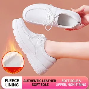 Scarpe da lavoro da infermiera in pelle bianca con calda fodera in pile e suola morbida.