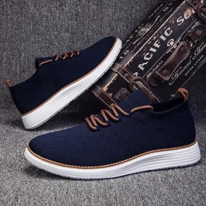 Vista lateral de zapatillas de hombre de tejido elástico azul marino con detalles marrones