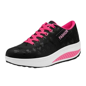 Sneakers da donna con suola curva nera, lacci rosa e platform spesso stile alla moda.