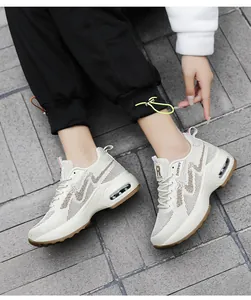 Vue détaillée de baskets à coussin d'air crème pour femmes avec détails dorés