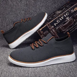 Vista detallada de zapatillas de punto gris oscuro para hombre con cordones marrones